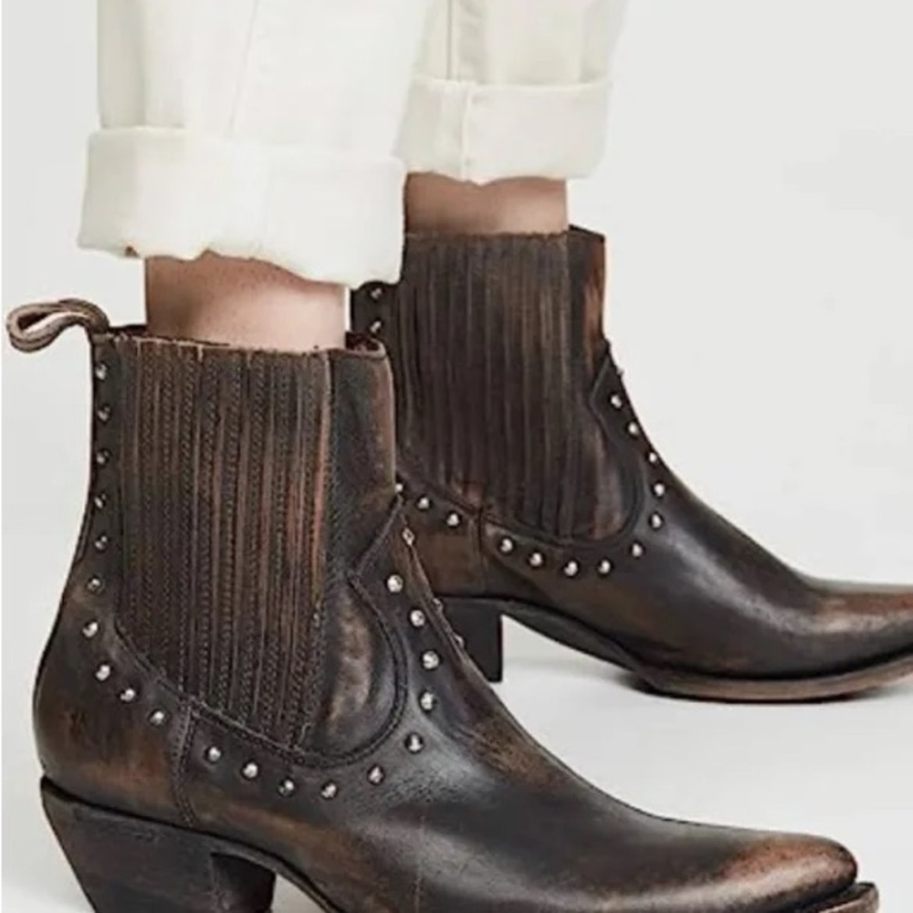 Frye Women's Sacha Chelsea Western Boot color: Stone